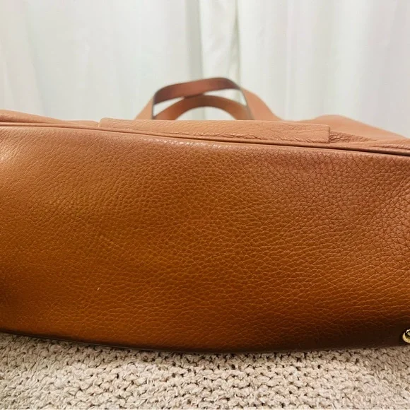 Michael Kors Tan Shoulder Bag with Gold Hardware - Picture 3 of 6